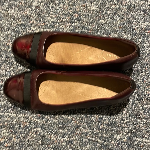 Burgundy Clark flats with patent tip. - Picture 2 of 8
